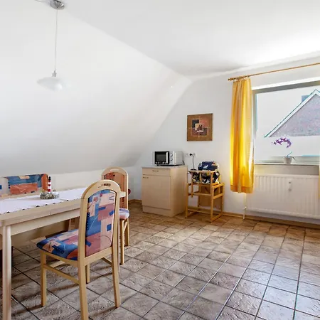 Apartment - Rote Koje Oben Dagebuell