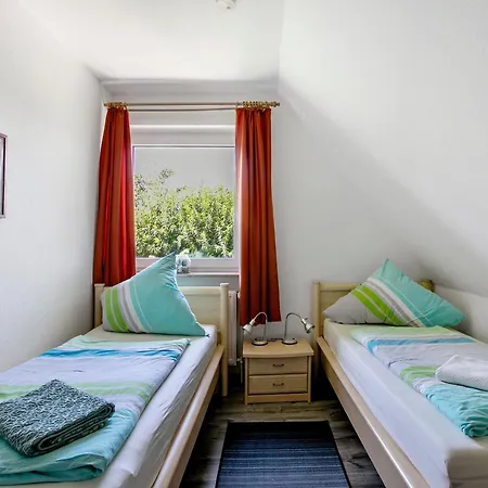 Apartment - Rote Koje Oben Dagebuell